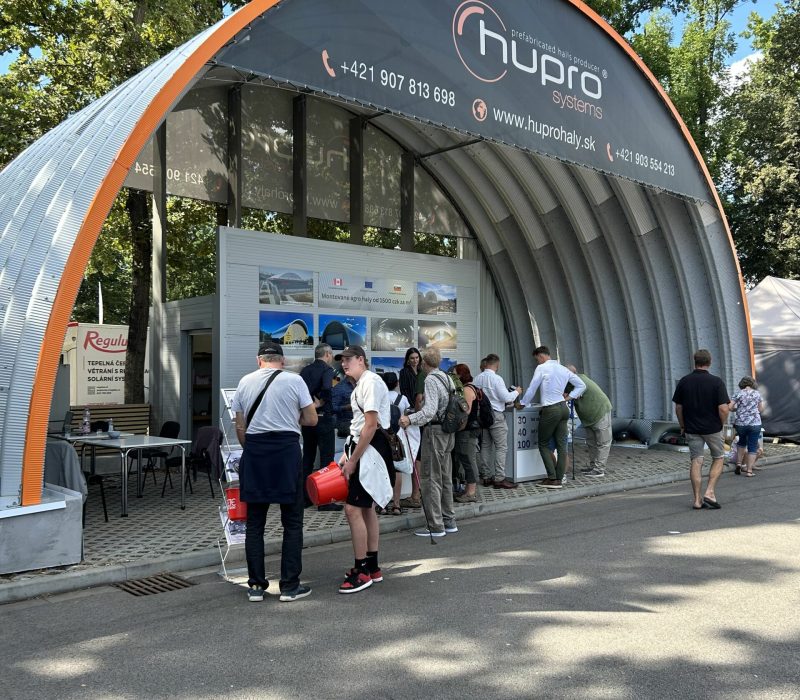 Návštěvníci u expozice HUPRO SYSTEMS SE během Země živitelka 2026 v Českých Budějovicích.