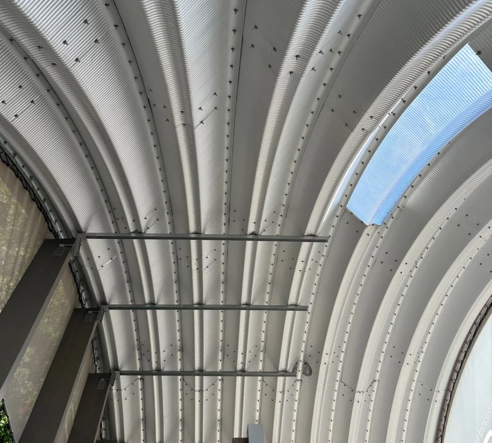 Detail vnitřní strany samonosné obloukové konstrukce haly HUPRO.